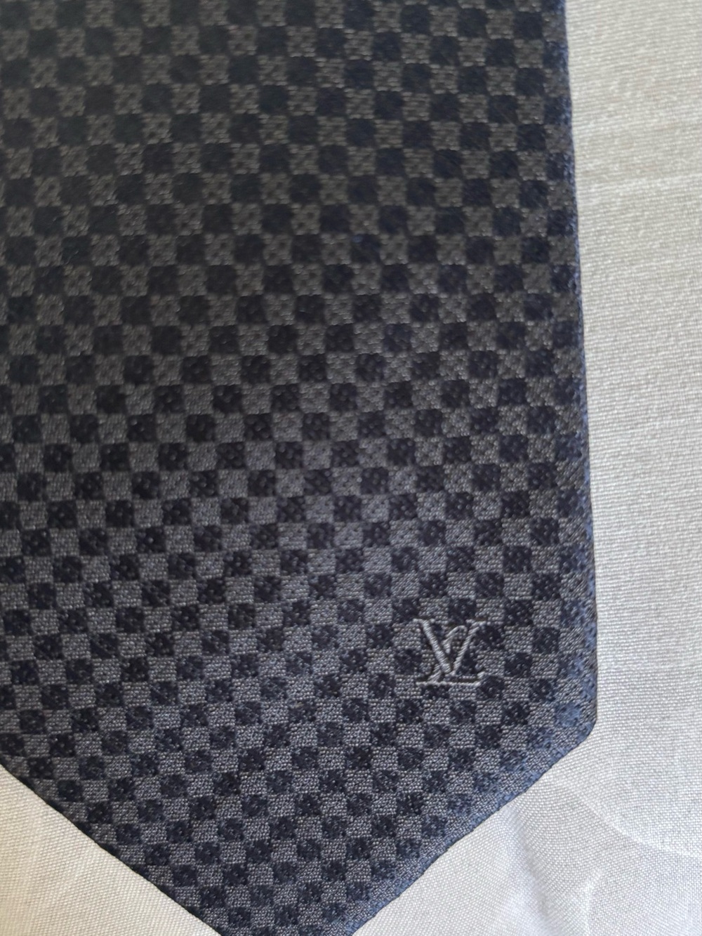 LOUIS VUITTON Classic Black DAMIER Patterned 100% Silk Tie - Picture 2 of 6